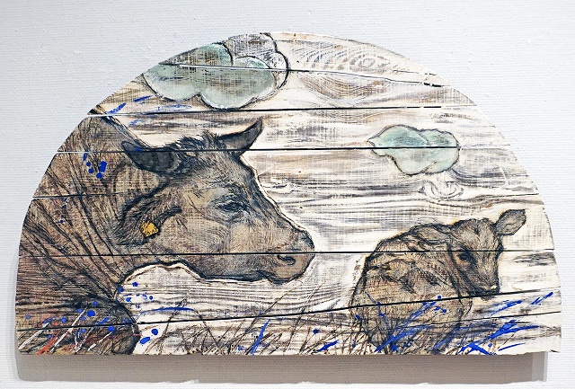 戸田みどり「被曝の牛」日本画 半円形60×104
