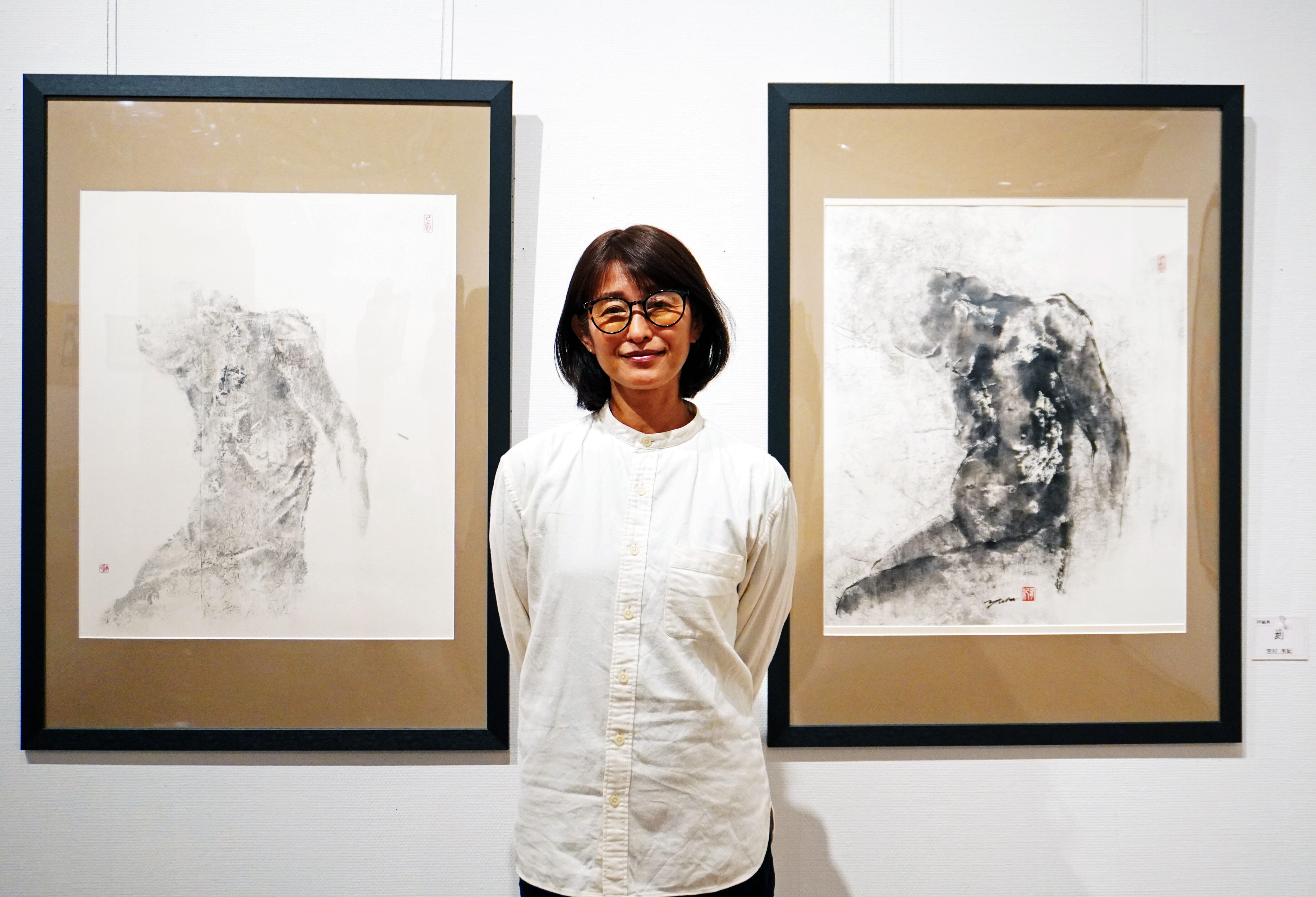 下に掲載への児童3作品を指導した・新評議員宮村有紀先生、自作品の前で