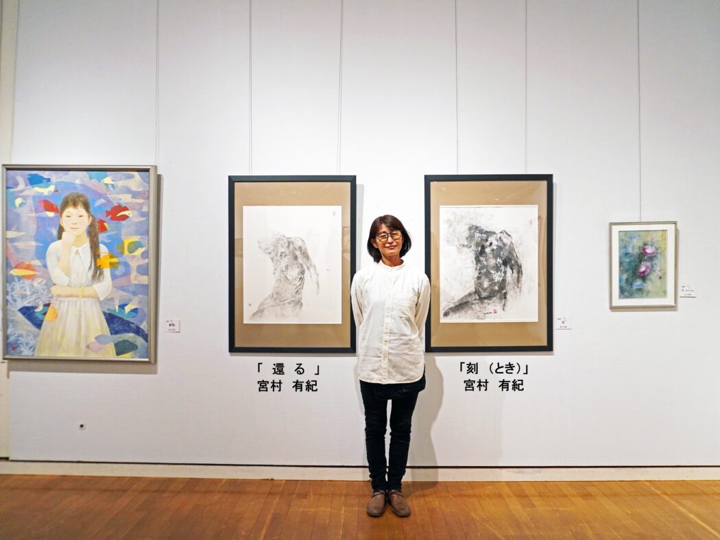 宮村有紀先生作品の前で