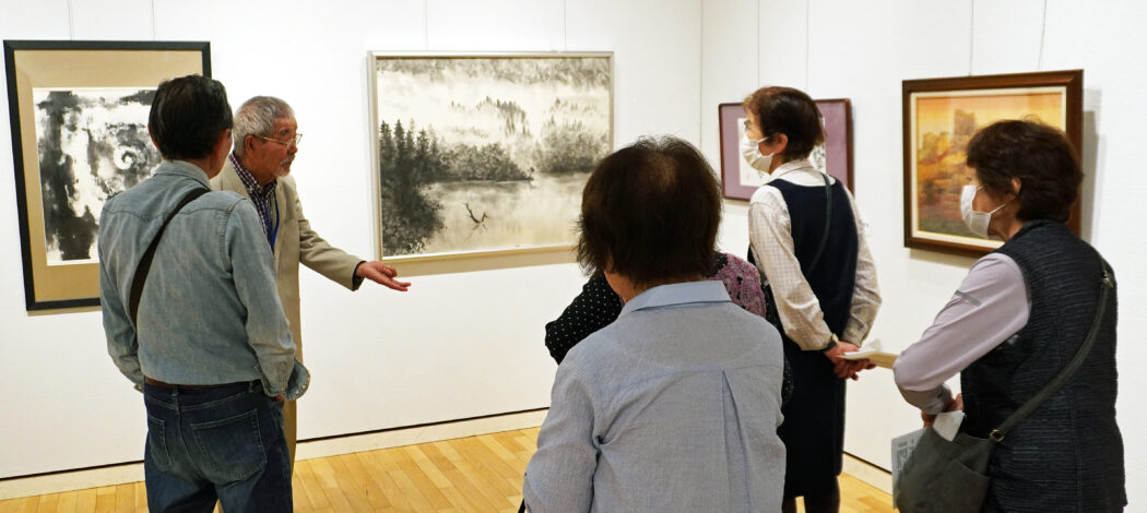自作品を説明する相座会長
